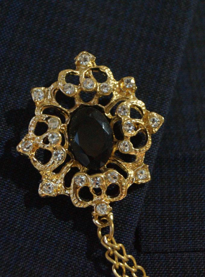 Black Pearl Pocket brooch chain